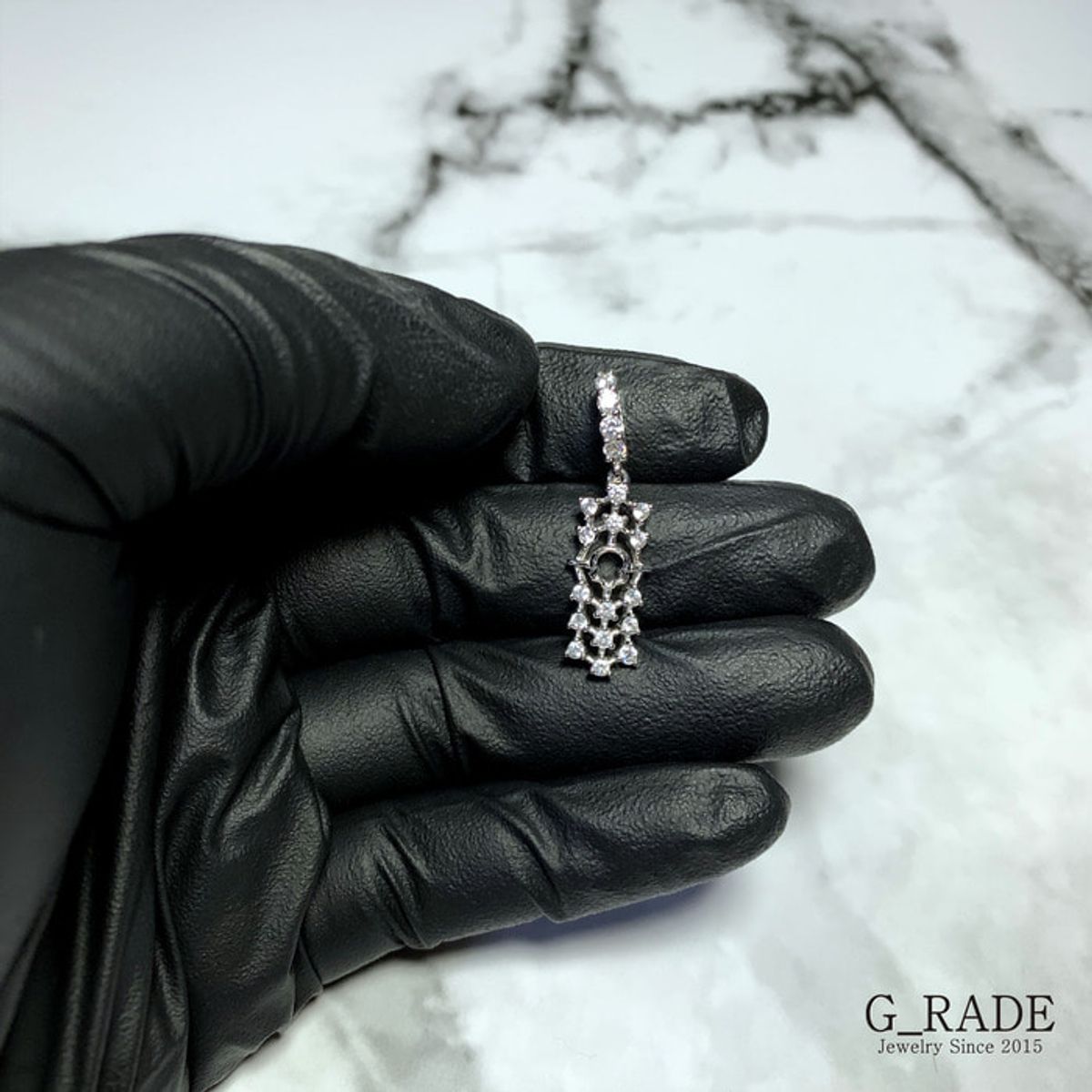 지레이드(G_RADE) Rectangular Compass Necklace