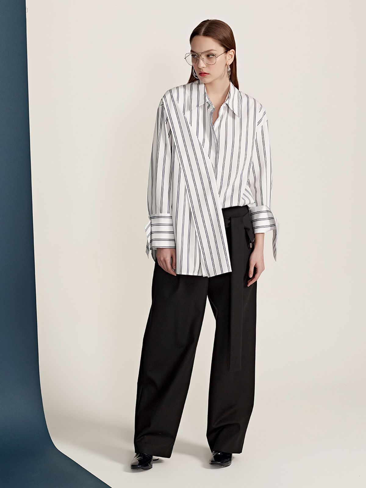 르이엘(LE YIEL) Tuck Detail Long Pants_Navy