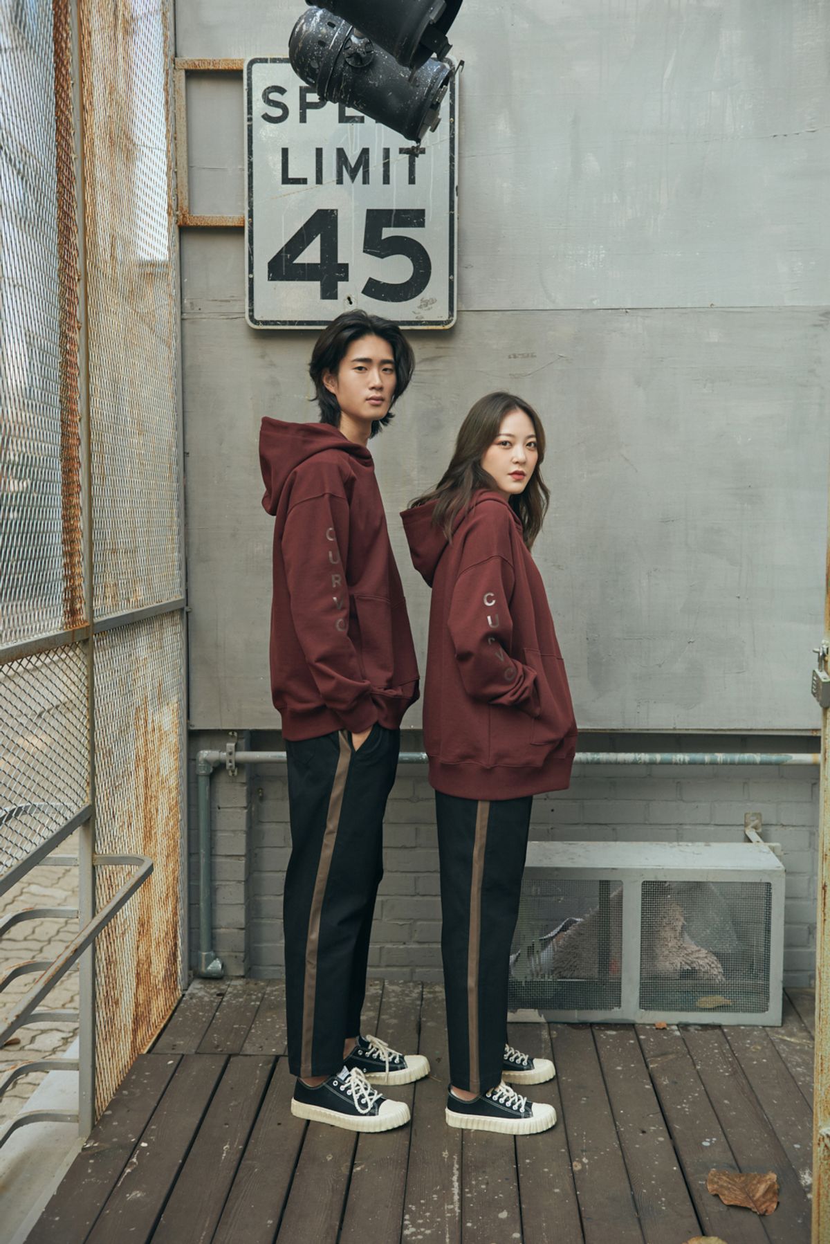 쿠르보(CURVO) 로고 후드_버건디 (남 여)