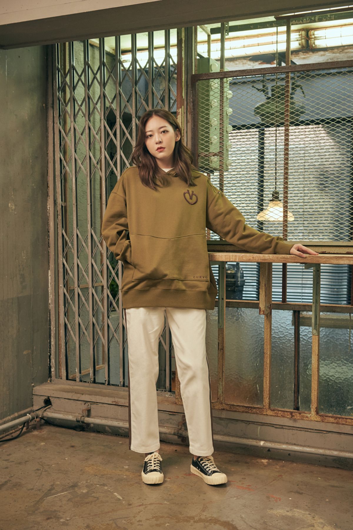 쿠르보(CURVO) 로고 후드_카키 (남 여)