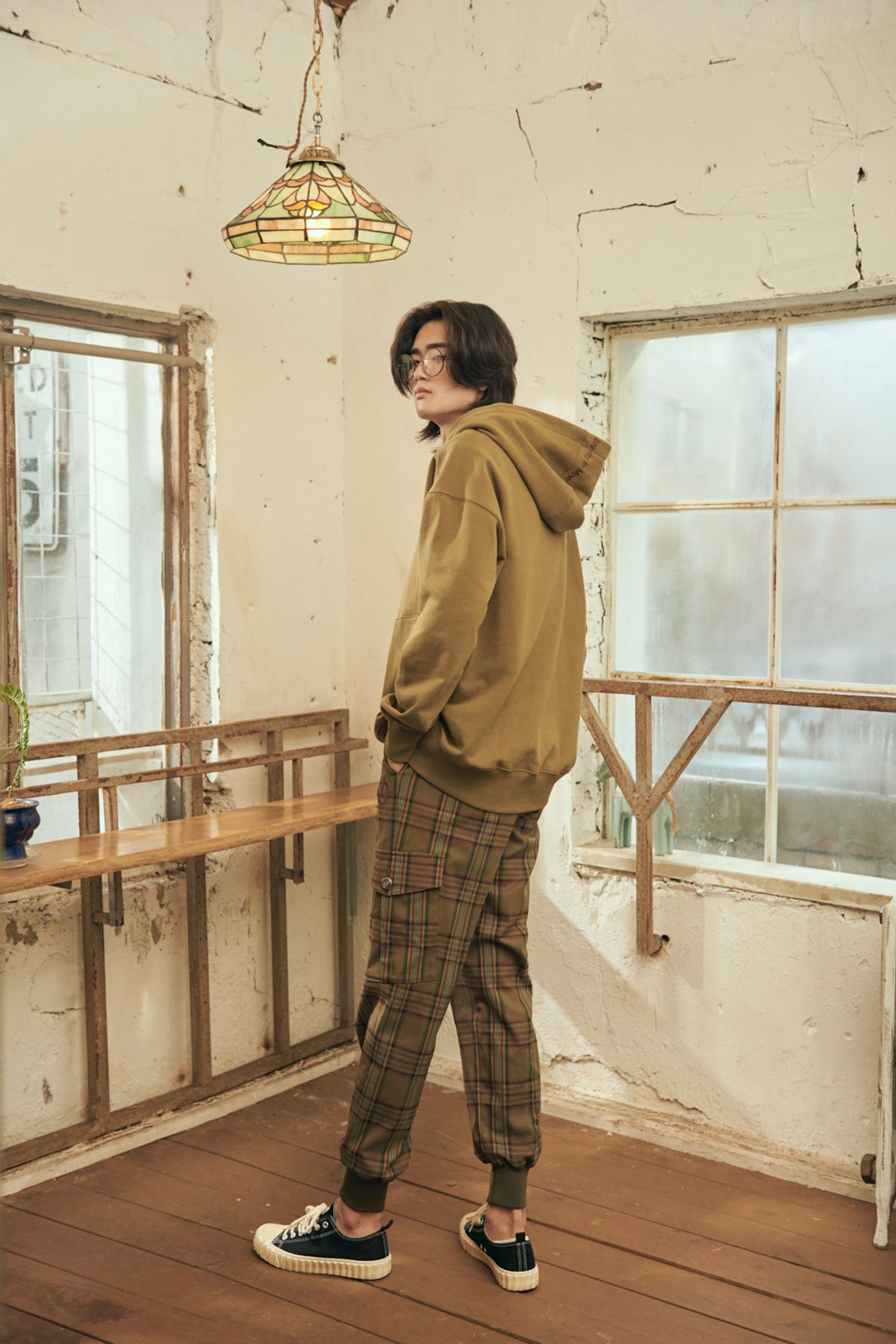 쿠르보(CURVO) 로고 후드_카키 (남 여)