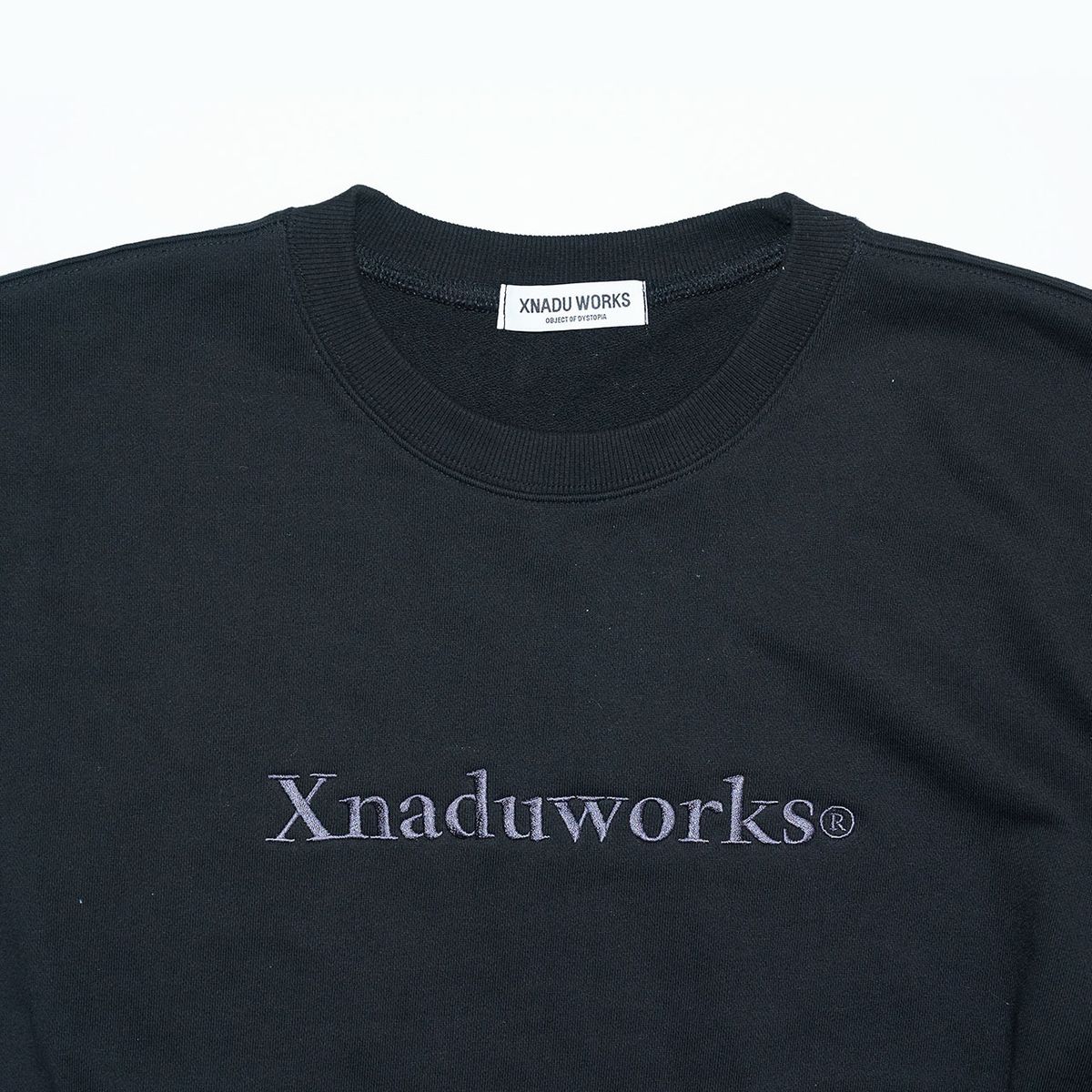 제너두웍스(XNADU WORKS) 자수 레터링 로고 맨투맨 블랙