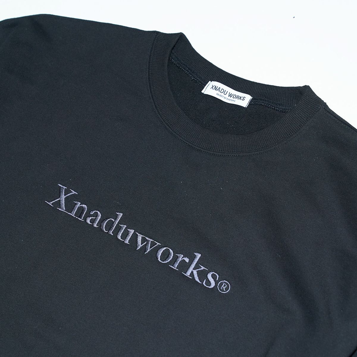 제너두웍스(XNADU WORKS) 자수 레터링 로고 맨투맨 블랙