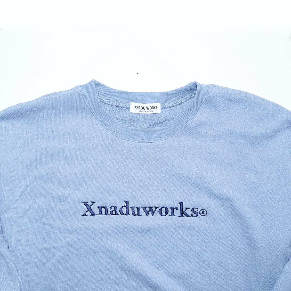 제너두웍스(XNADU WORKS) 자수 레터링 로고 맨투맨 스카이블루