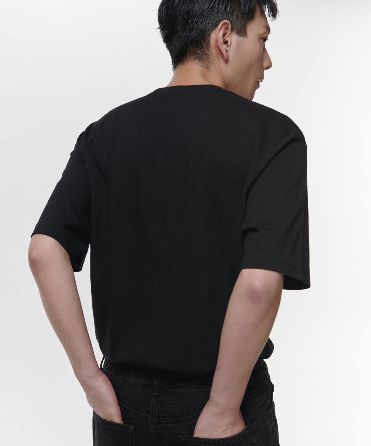 무신사 스탠다드(MUSINSA STANDARD) 오버사이즈 크루 넥 티셔츠 [블랙]