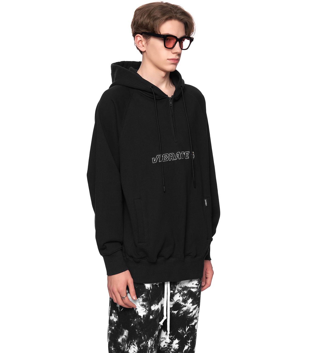 바이브레이트(VIBRATE) SHAMAN FROG LOGO HALF ZIP HOODIE (BLACK)