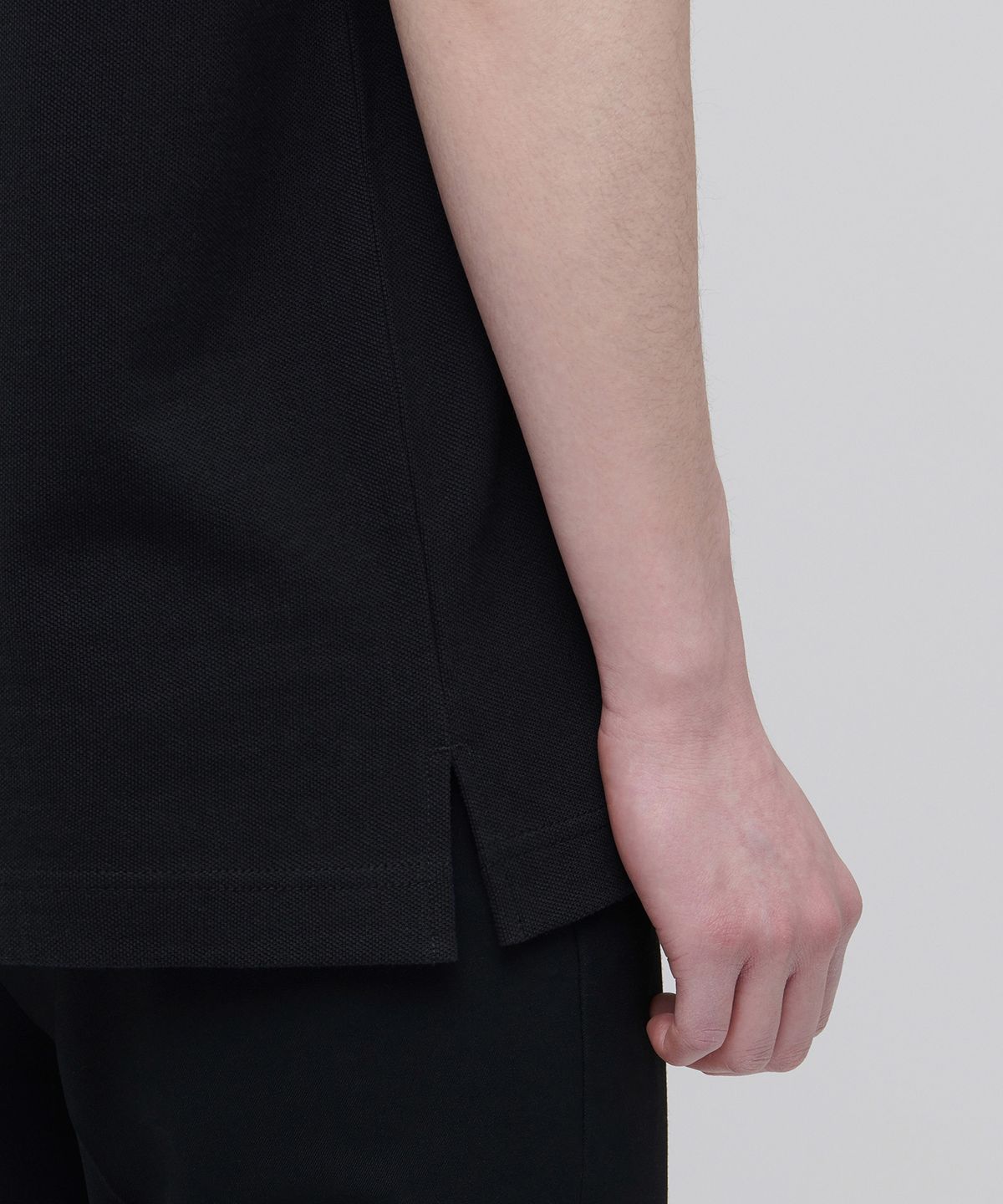 무신사 스탠다드(MUSINSA STANDARD) 슬릿 넥 피케 폴로 셔츠 [블랙]