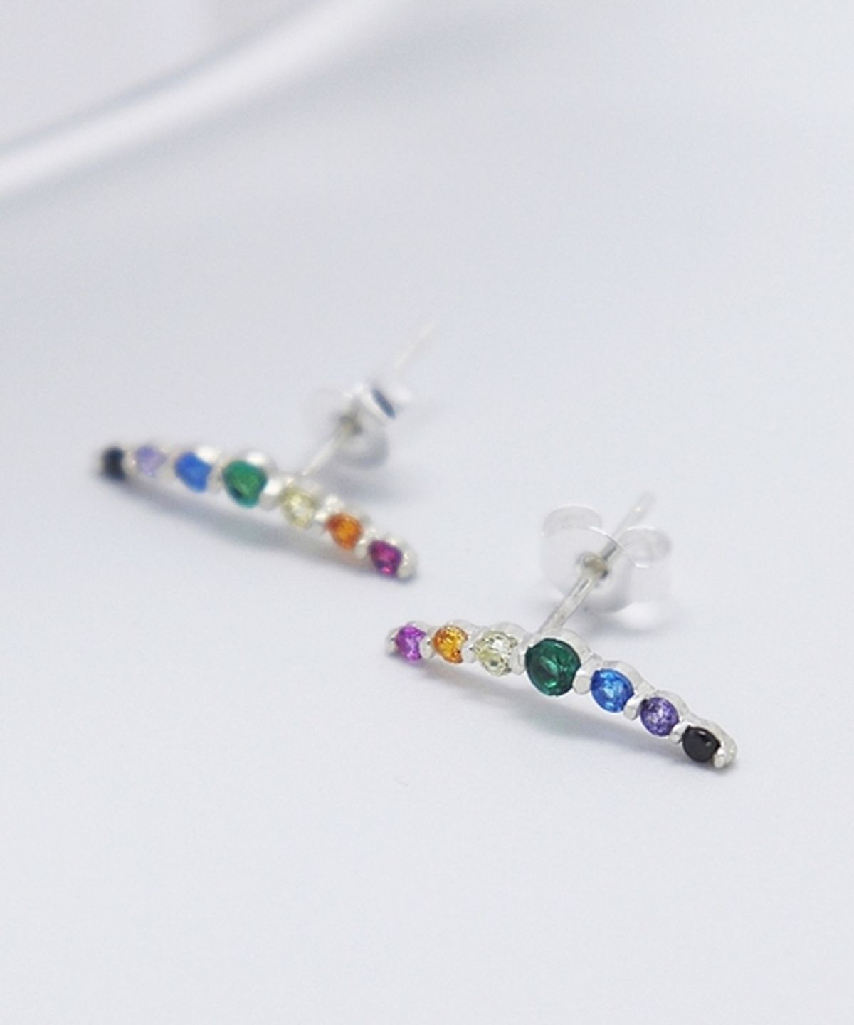 봉보(BONBEAU) Tiny rainbow pin Earrings 레인보우 하트 큐빅 귀걸이