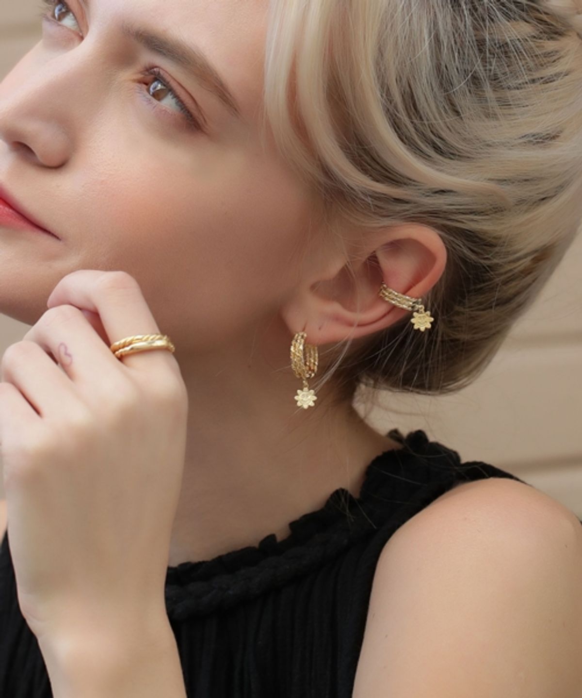 봉보(BONBEAU) Flower smile hoop Earrings 꽃 스마일 꼬임 귀걸이
