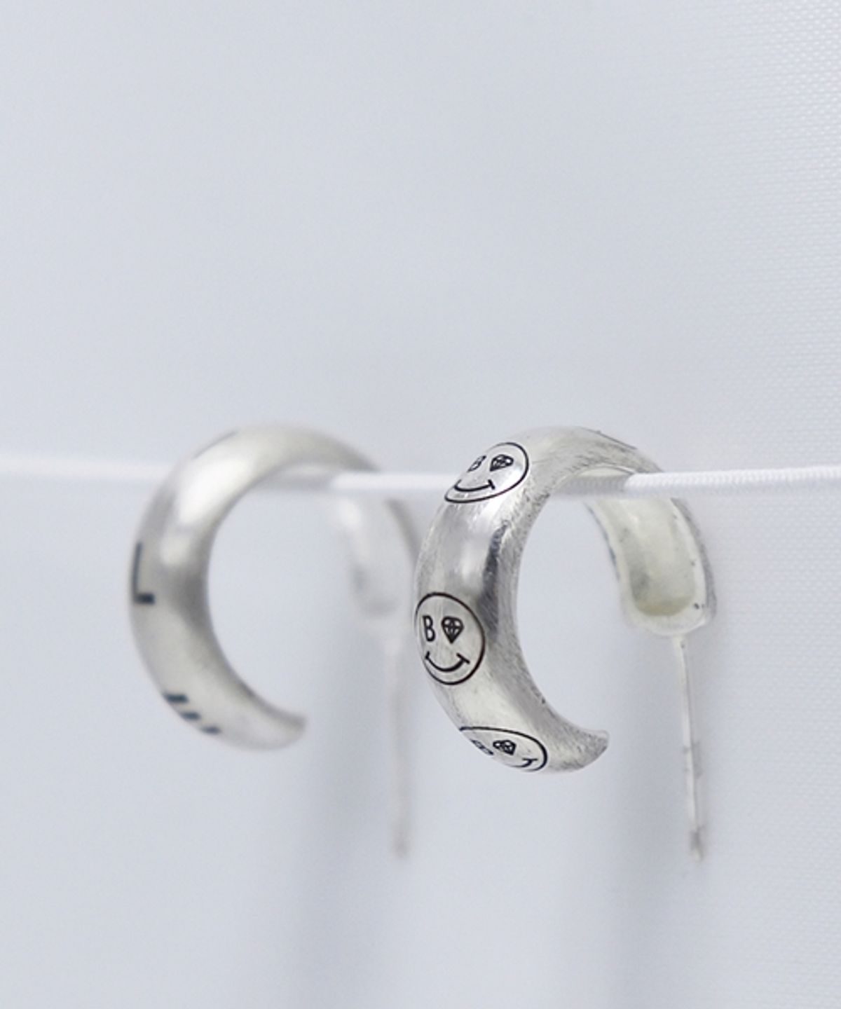 봉보(BONBEAU) Kitsch smile hoop Earrings 스마일 볼드링 실버 귀걸이