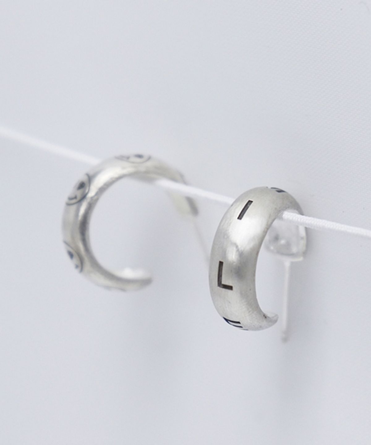 봉보(BONBEAU) Kitsch smile hoop Earrings 스마일 볼드링 실버 귀걸이
