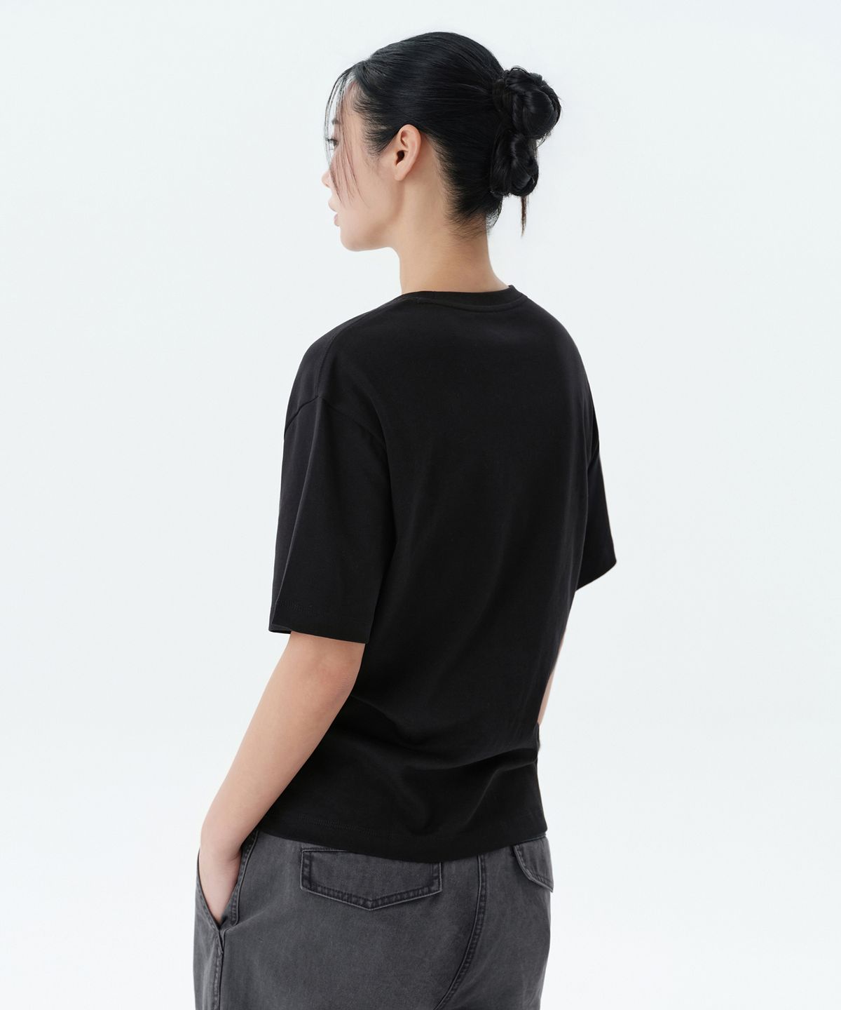 무신사 스탠다드 우먼(MUSINSA STANDARD WOMAN) 우먼즈 릴렉스 핏 크루 넥 티셔츠 [블랙]