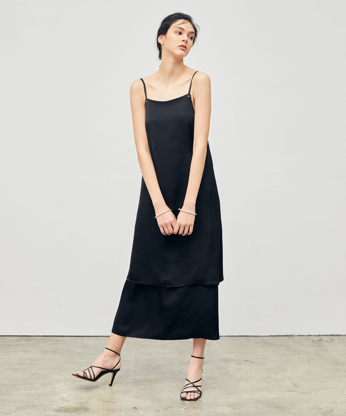 온느(ONNE) Tiered Slip Long Dress Black