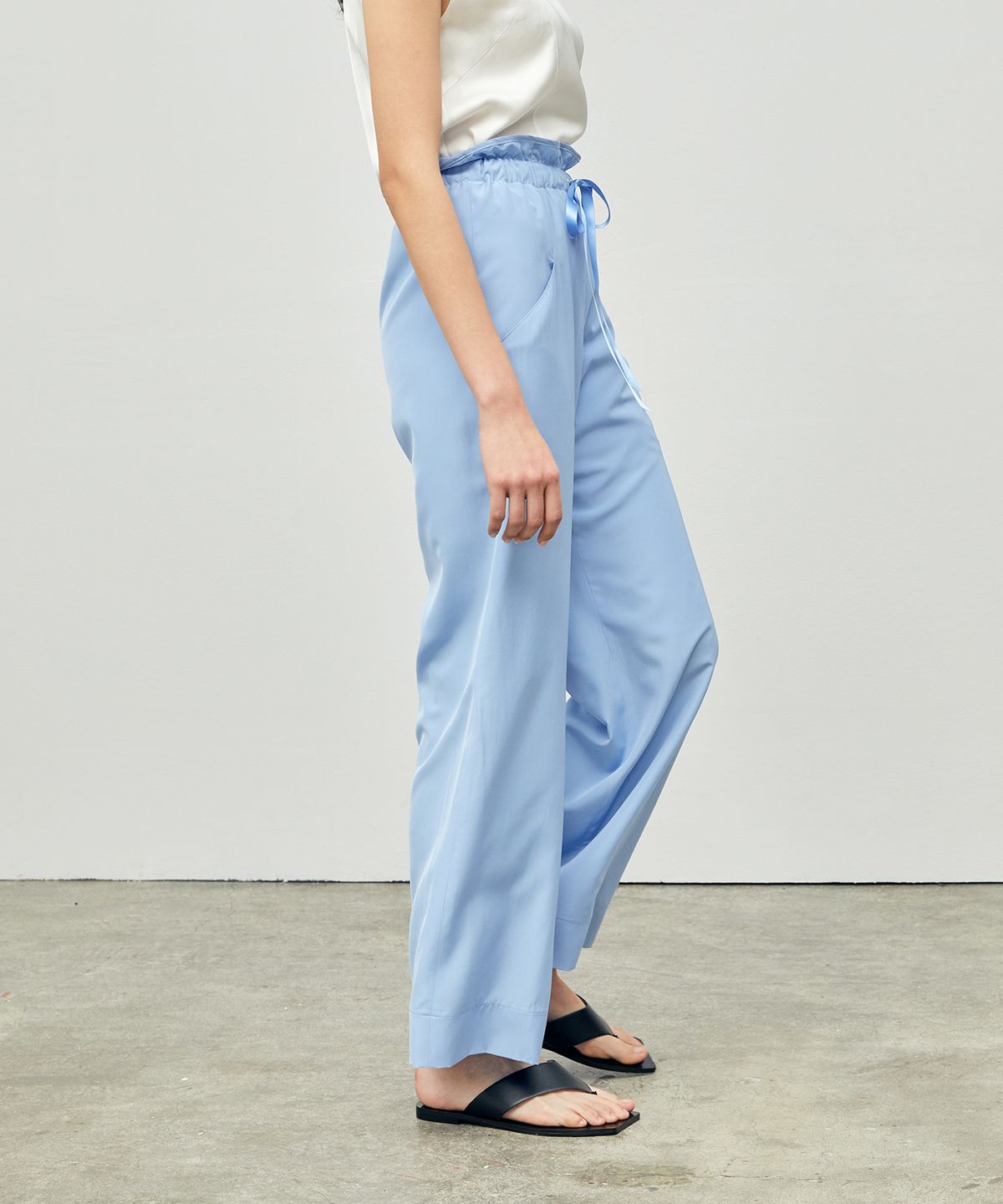 온느(ONNE) Banded Waist Ribbon Pants Light Blue