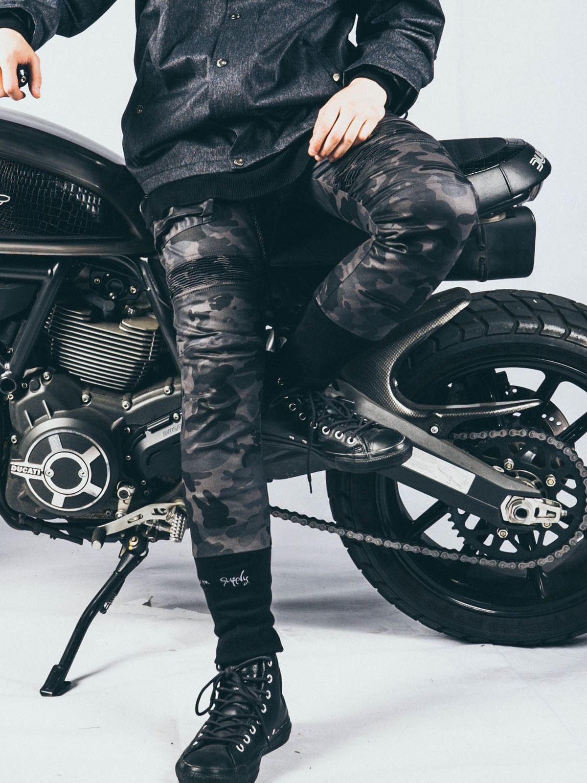 모빈스알(MOVINS.R) (왁스코팅 그레이 카모)AURA RELAXED DENIM PANTS