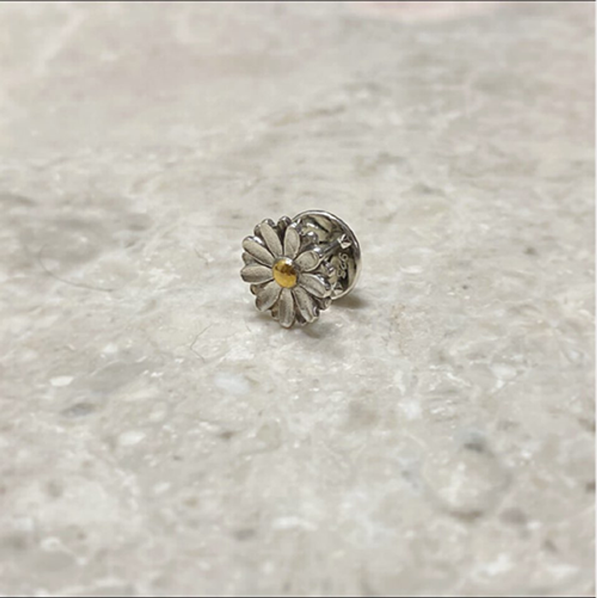 팬도럼주얼리(PANDORUMJEWELRY) Daisy badge