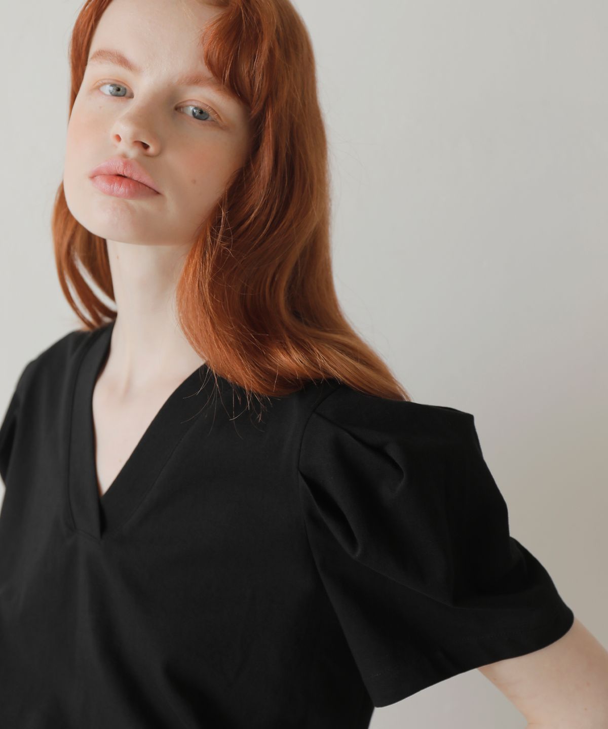 폴앤앨리스(PAUL&ALICE) PUFF V NECK TEE / BLACK
