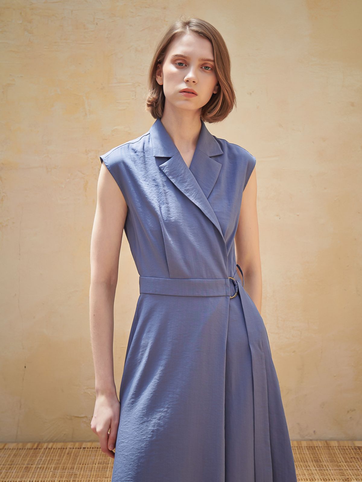 아쿠드(ACUD) Sleeveless Tailored Wrap One-Piece_White
