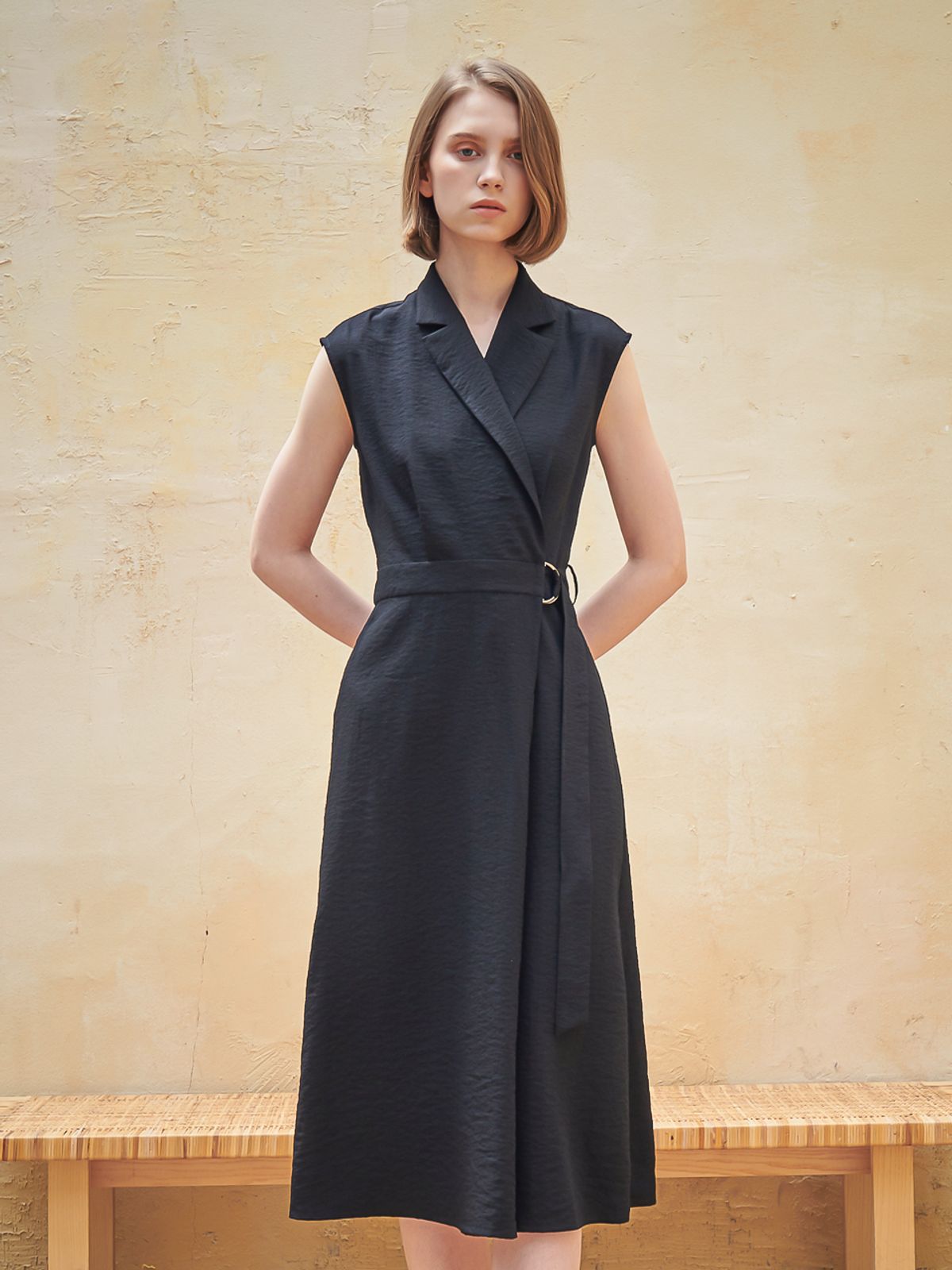 아쿠드(ACUD) Sleeveless Tailored Wrap One-Piece_Black