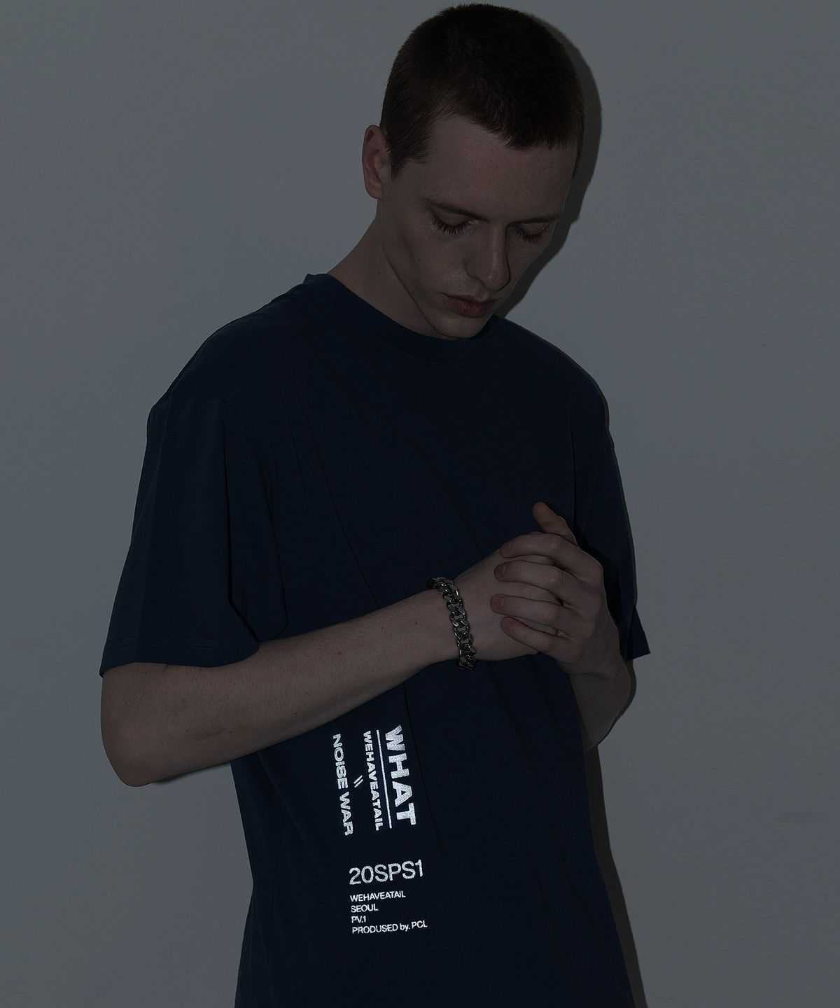 위해브어테일(WE HAVE A TAIL) REFLECTIVE SIDE LOGO TSHIRTS (NAVY)
