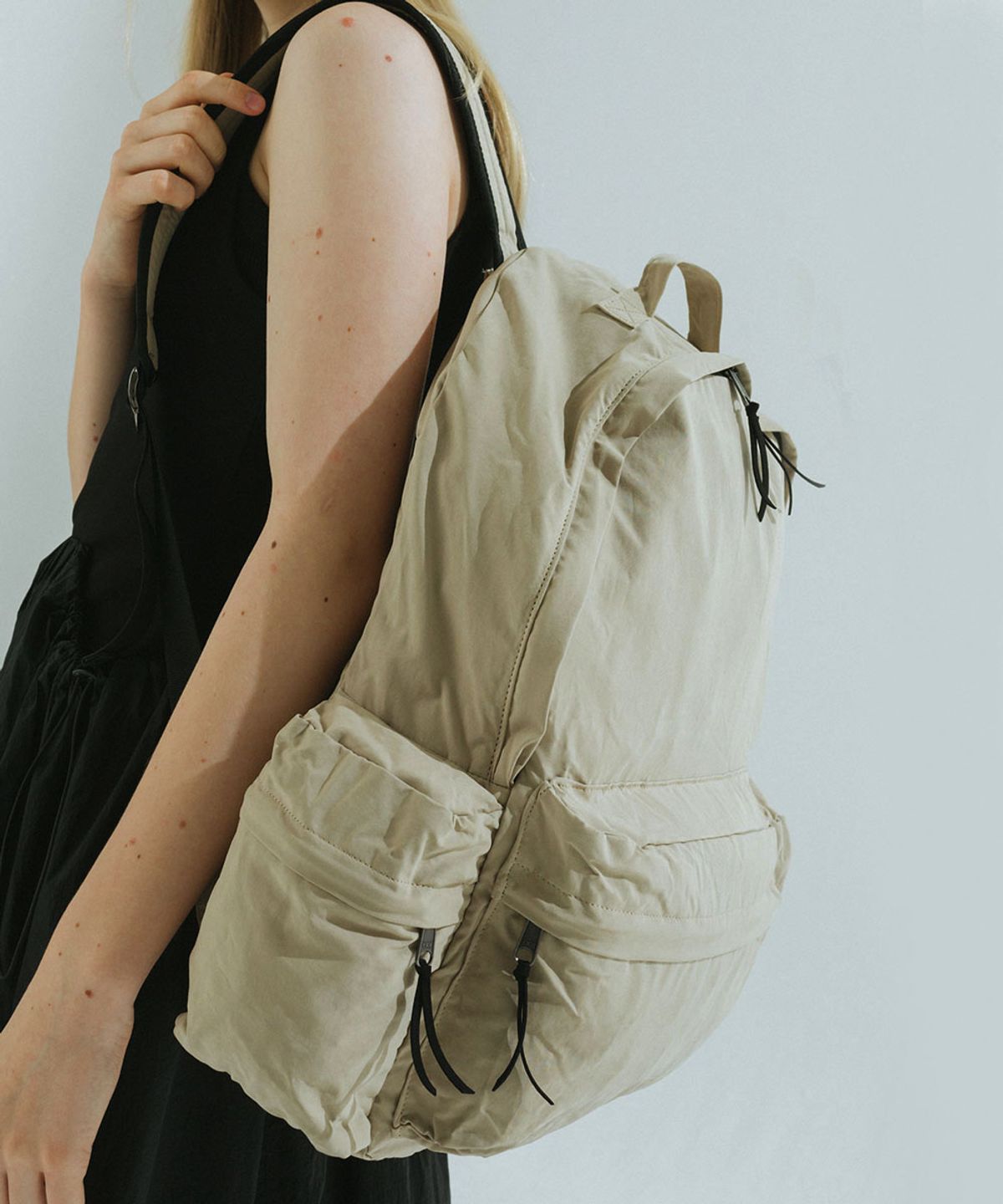 톰투머로우(TOMTOMORROW) sag backpack [sand beige]