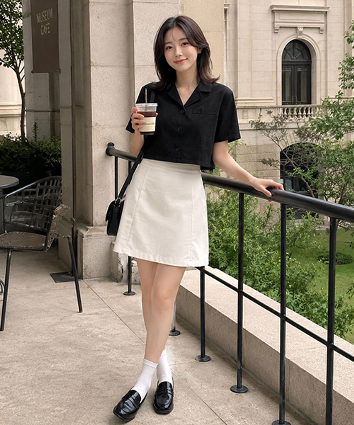콜릿(KOLEAT) 린넨 블랙 슬림 반팔 셔츠 [크롭]