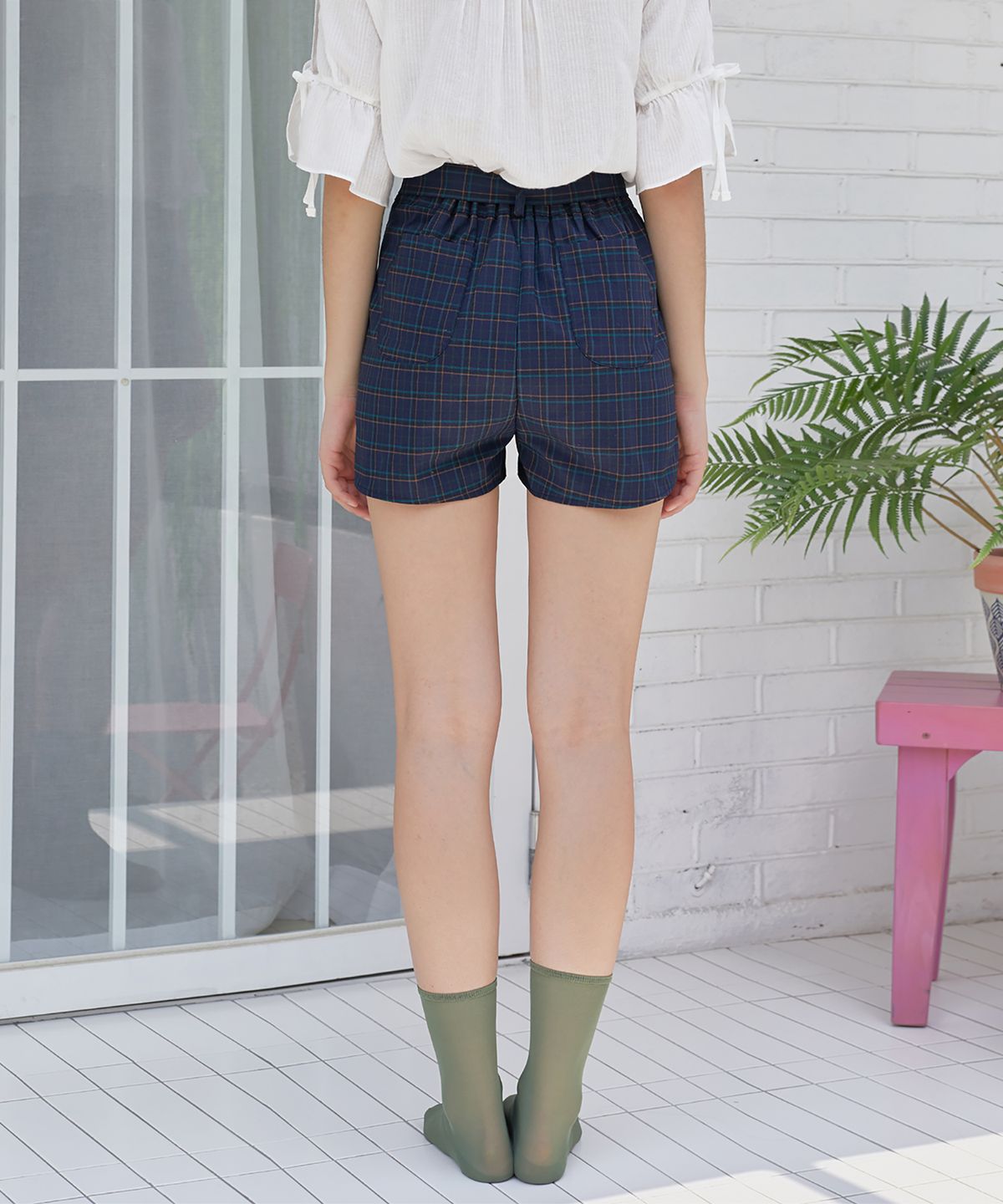 디어피어(DEAR,PEER) 플라워 버튼 체크 쇼츠 네이비