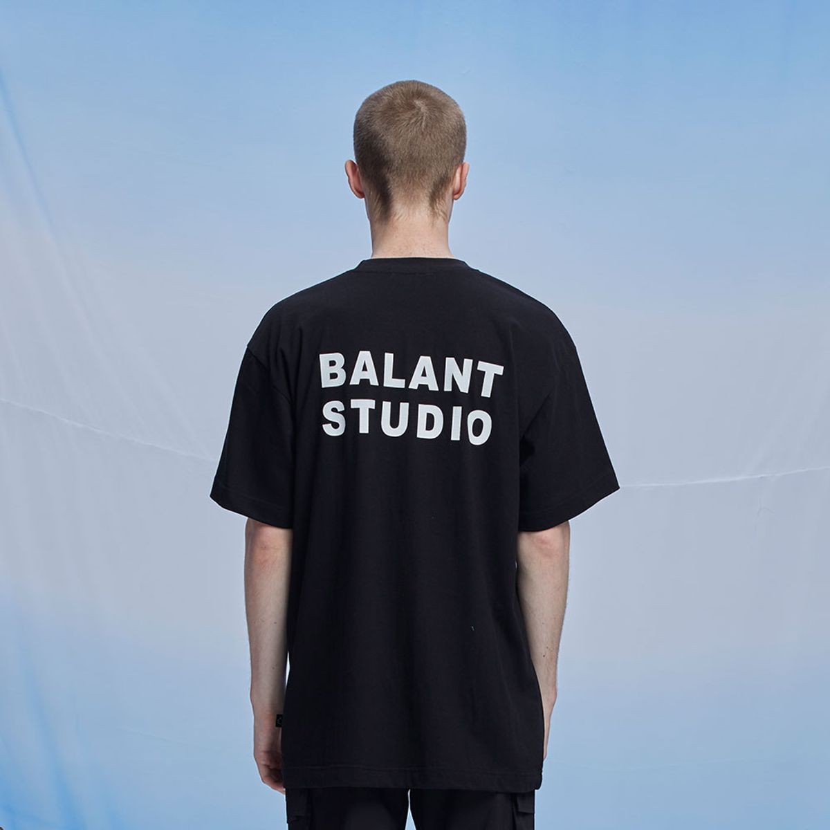 발란트(BALANT) 스탠다드 폼 B 스트디오 티셔츠 - 블랙