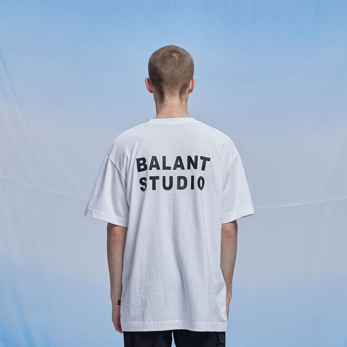 발란트(BALANT) 스탠다드 폼 B 스트디오 티셔츠 - 화이트