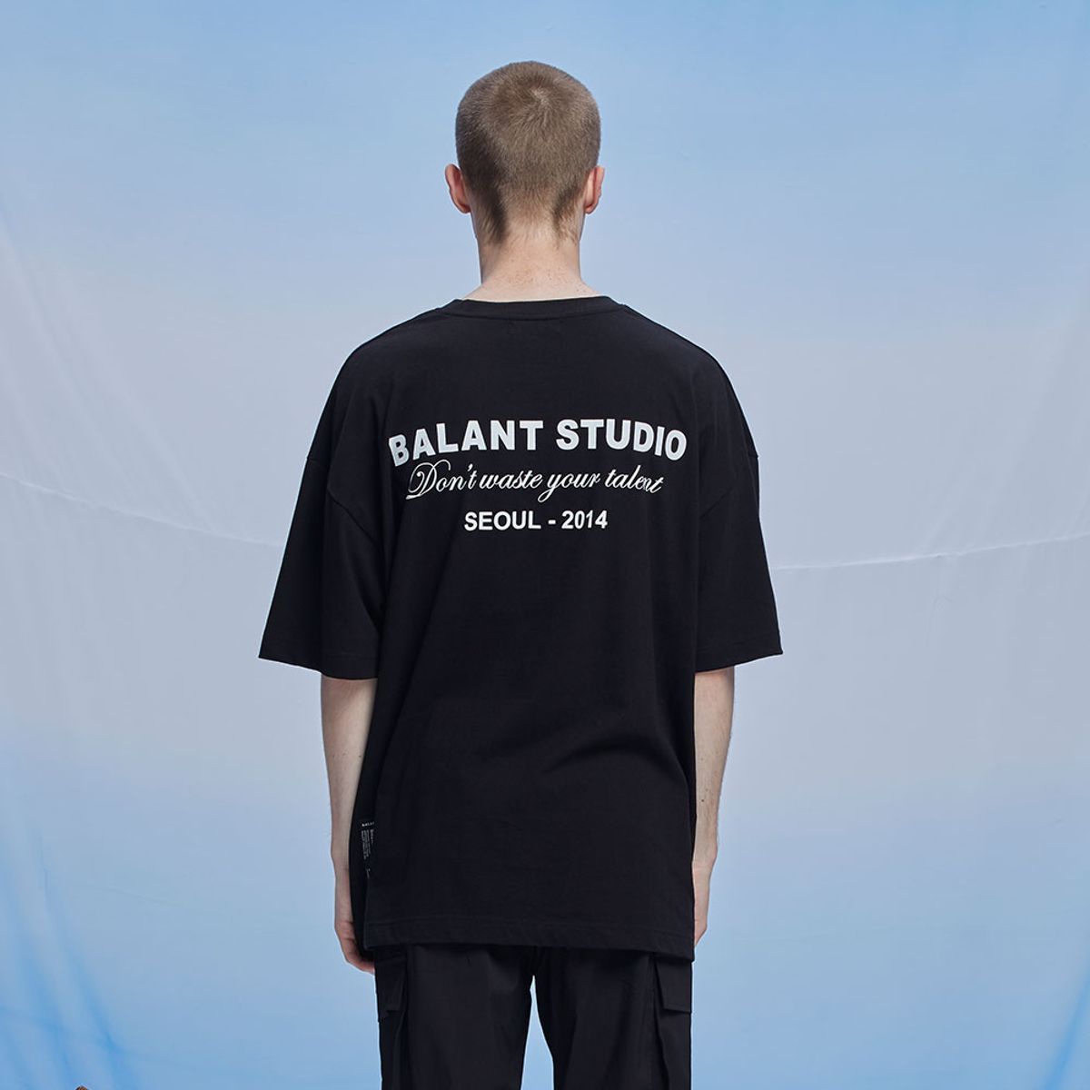 발란트(BALANT) 클래식 슬로건 스튜디오 티셔츠 - 블랙