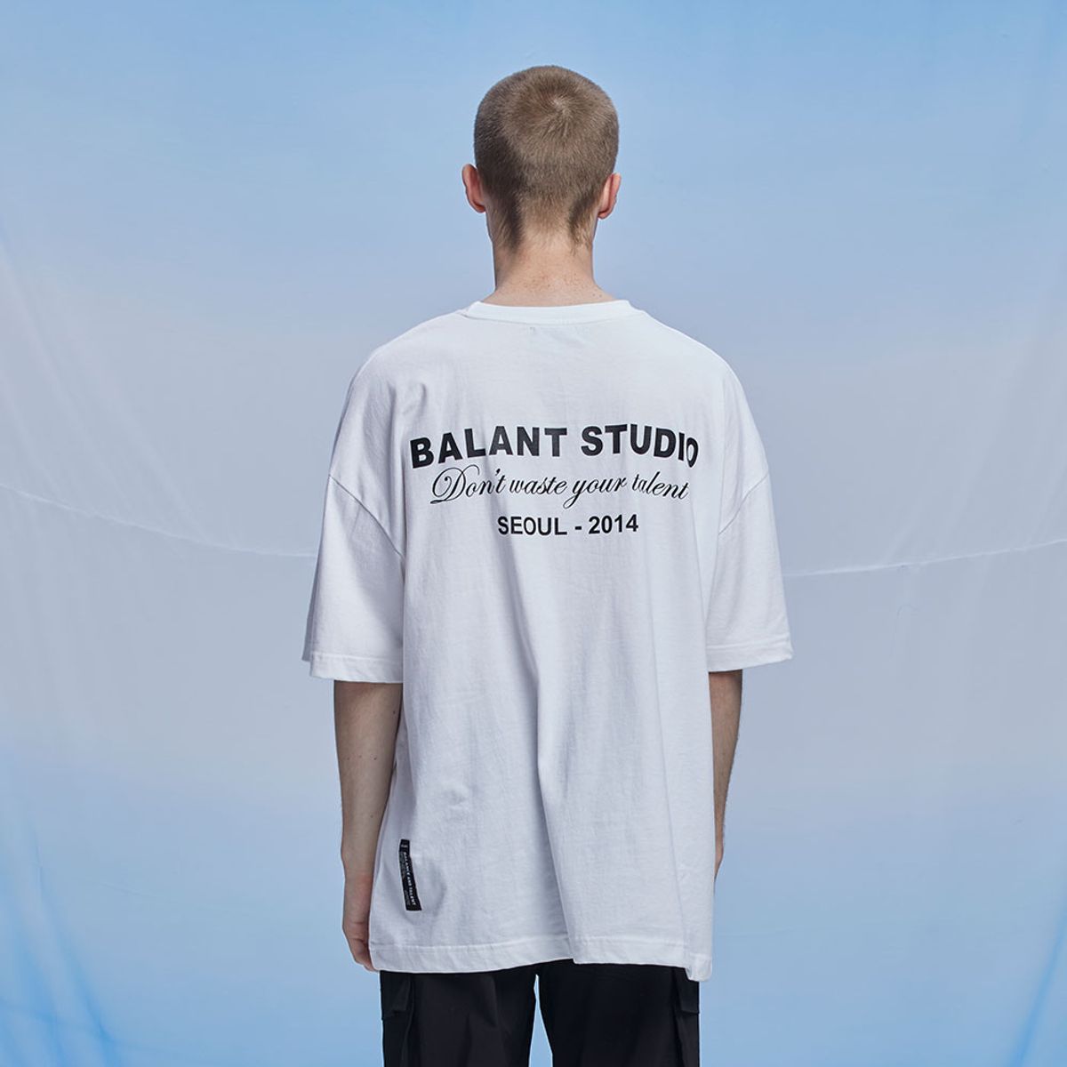 발란트(BALANT) 클래식 슬로건 스튜디오 티셔츠 - 화이트