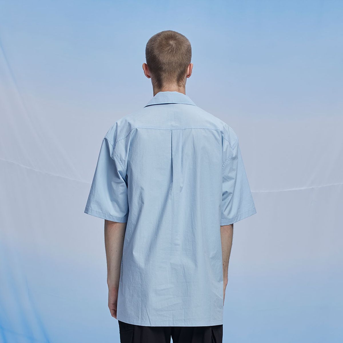 발란트(BALANT) 오픈 카라 클래식 라벨 셔츠 - 블루