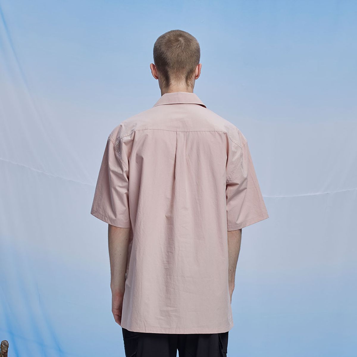 발란트(BALANT) 오픈 카라 클래식 라벨 셔츠 - 핑크