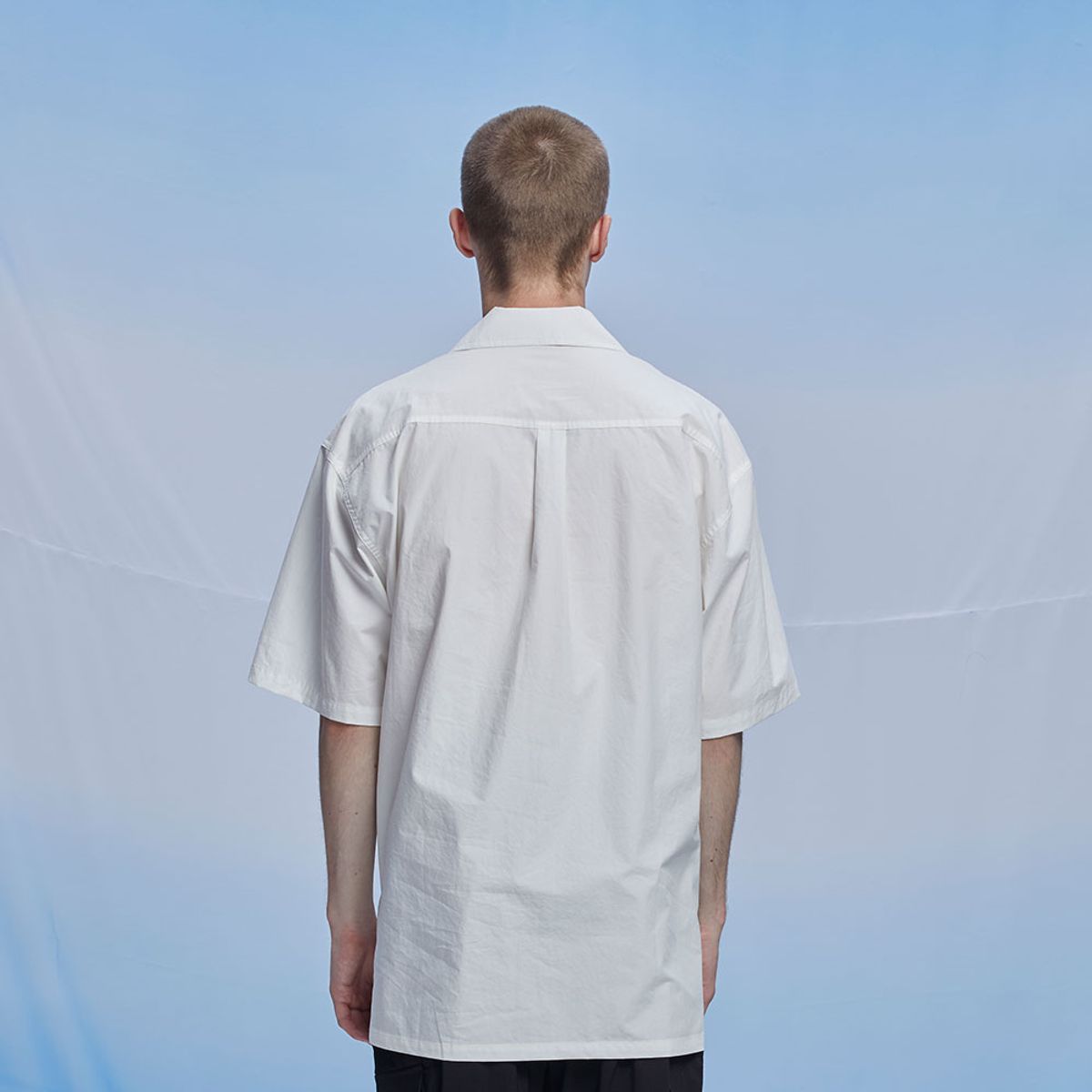 발란트(BALANT) 오픈 카라 클래식 라벨 셔츠 - 화이트