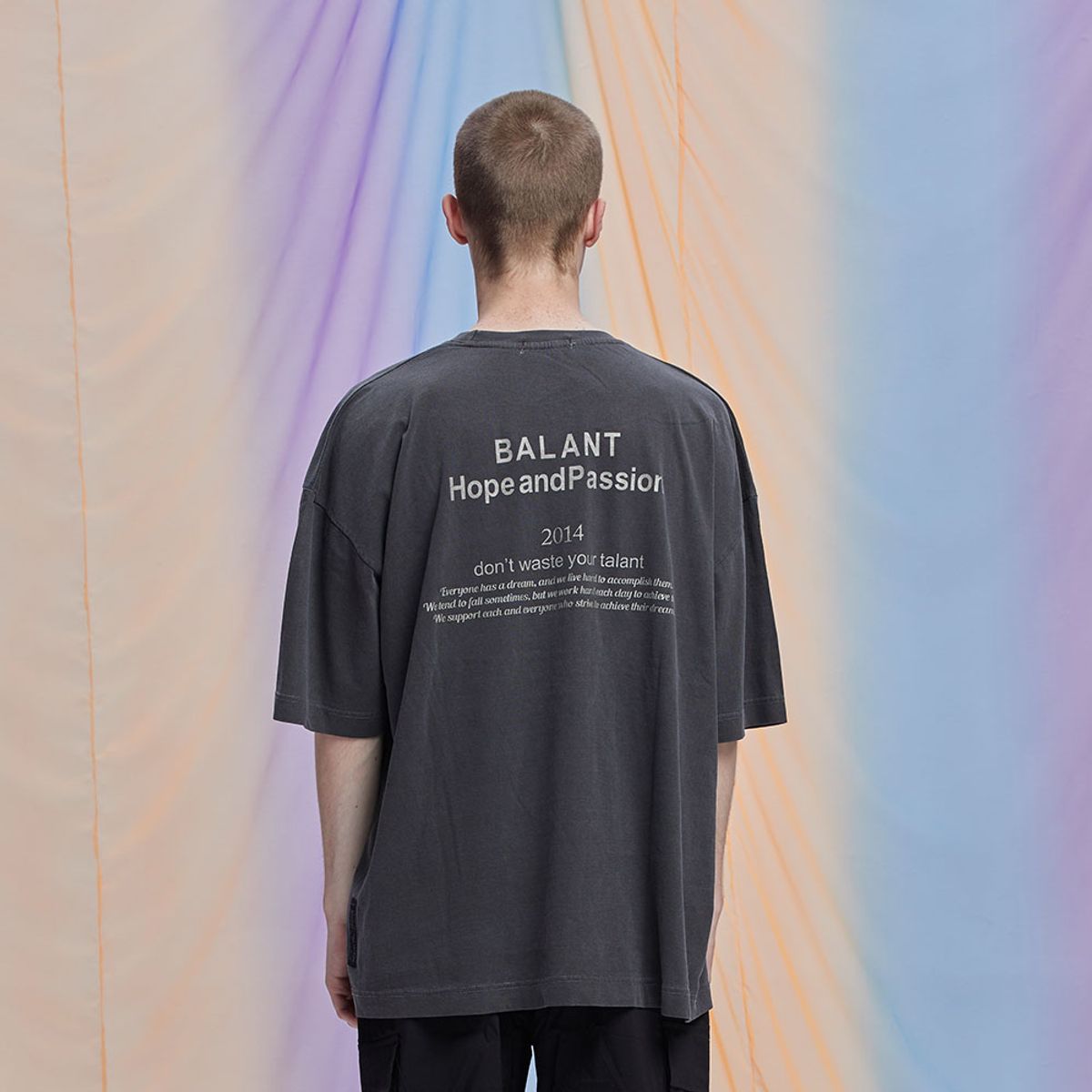 발란트(BALANT) 피그먼트 호프 앤드 패션 티셔츠 - 다크그레이