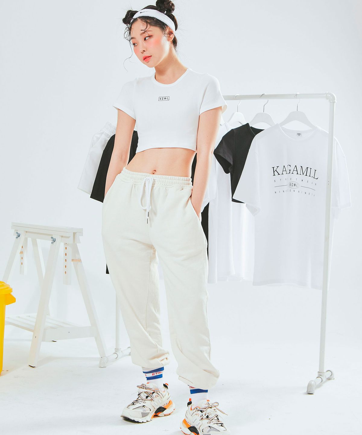 카가미엘(KAGAMI.L) 스퀘어로고 크롭 티셔츠 화이트