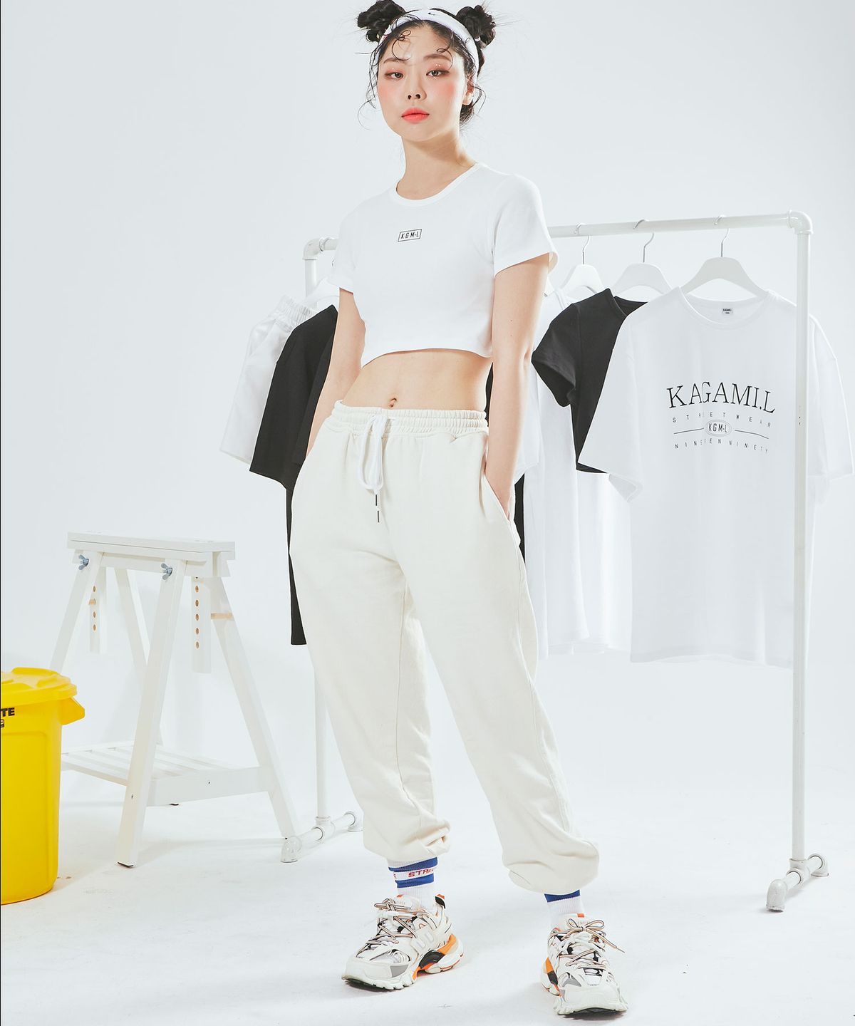 카가미엘(KAGAMI.L) 스퀘어로고 크롭 티셔츠 화이트