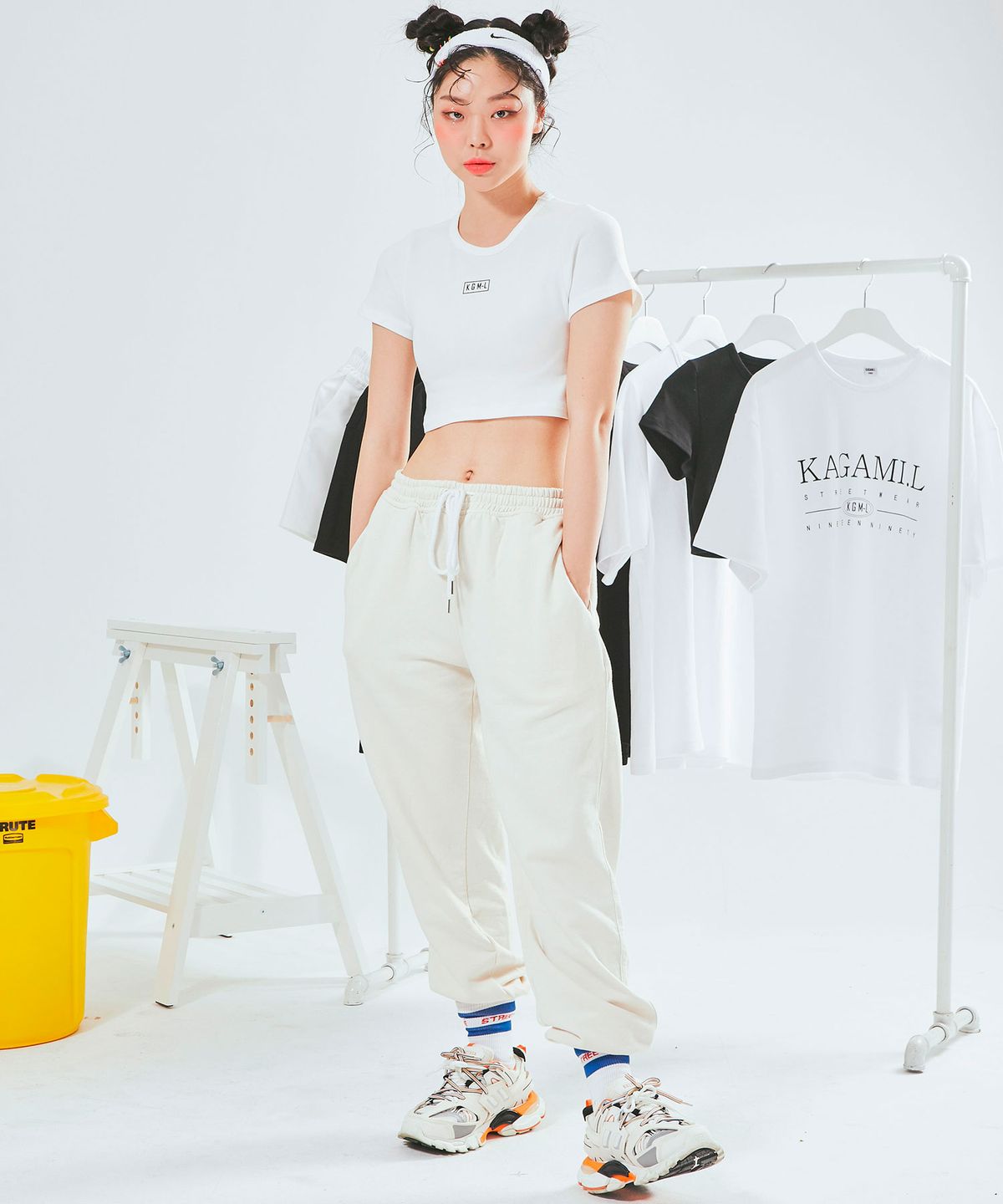 카가미엘(KAGAMI.L) 스퀘어로고 크롭 티셔츠 화이트