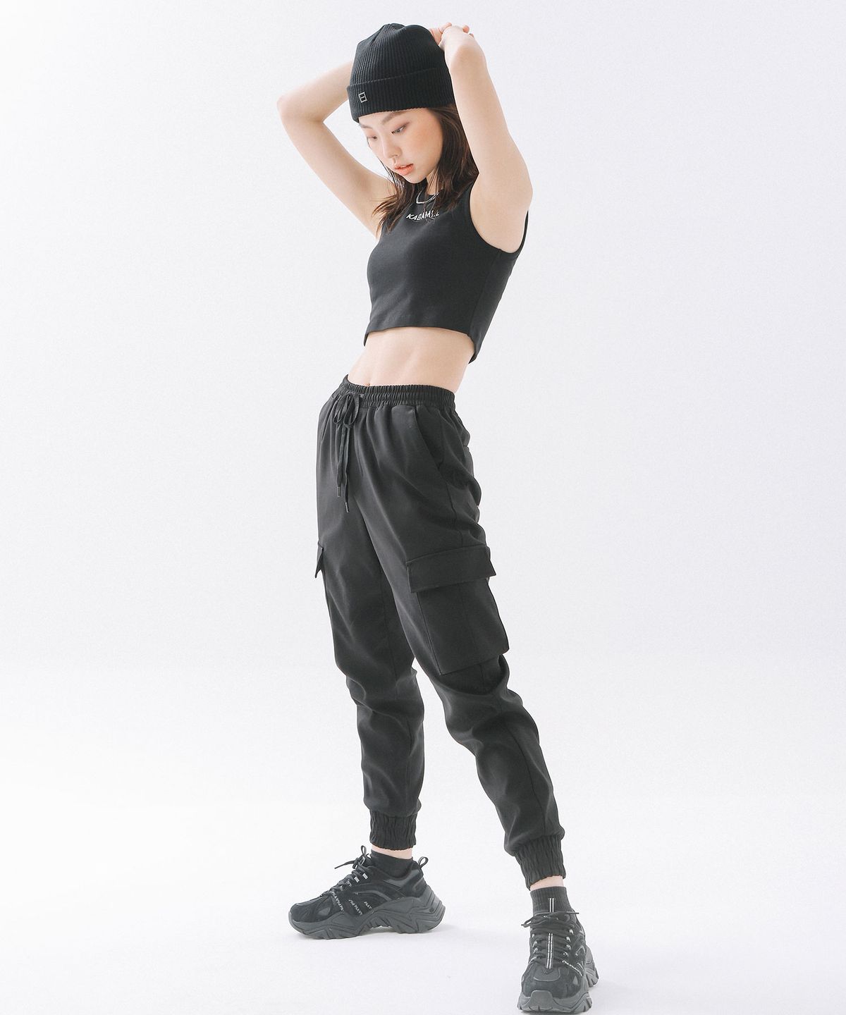 카가미엘(KAGAMI.L) 스탠다드 크롭 슬리브리스 블랙