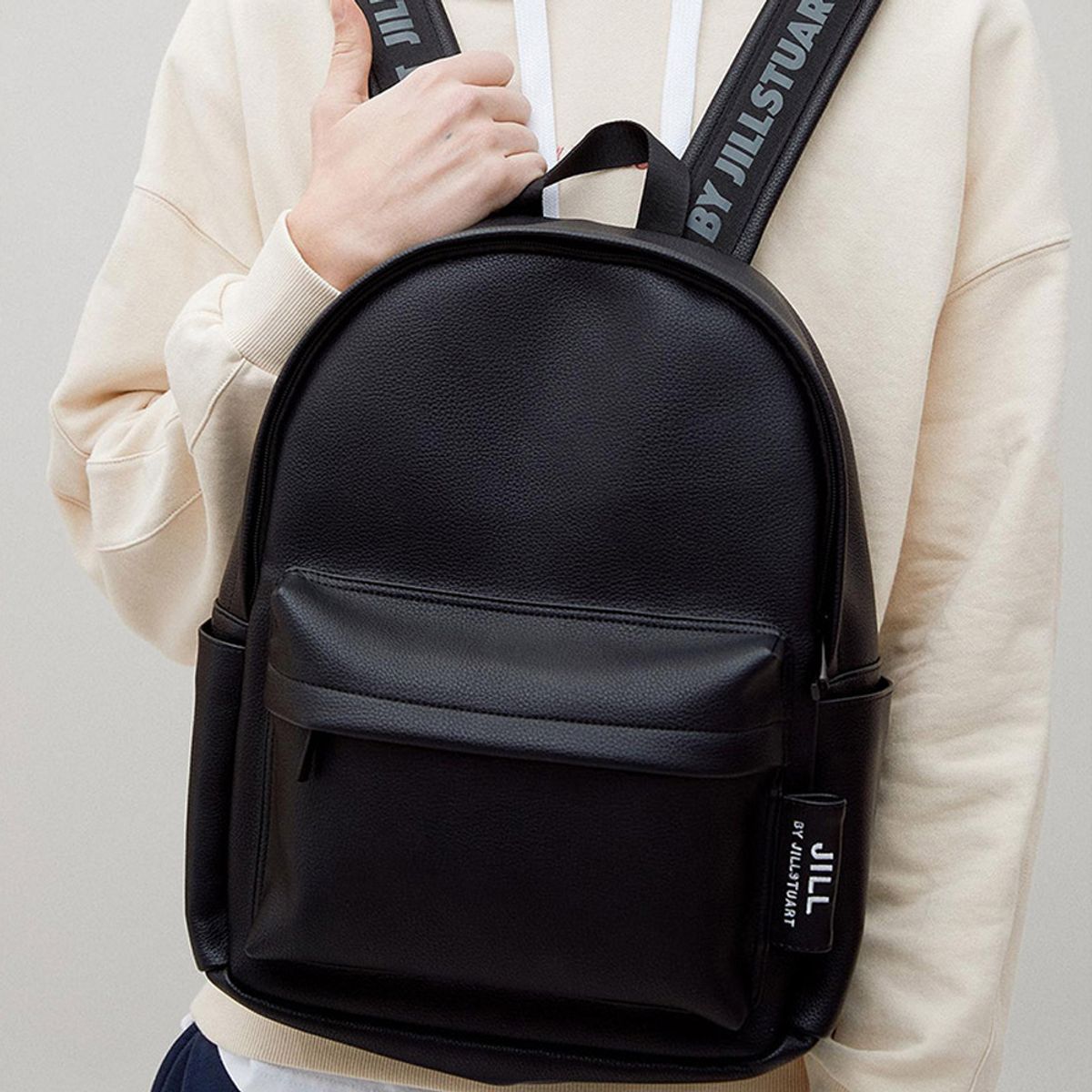 질바이질스튜어트(JILL BY JILLSTUART) [UNISEX][폴라] 블랙 가죽 스트랩 로고 백팩