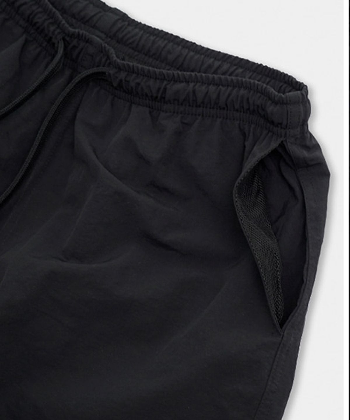 아임낫어휴먼비잉(I AM NOT A HUMAN BEING) RUBBER PATCHED SHORTS - BLACK