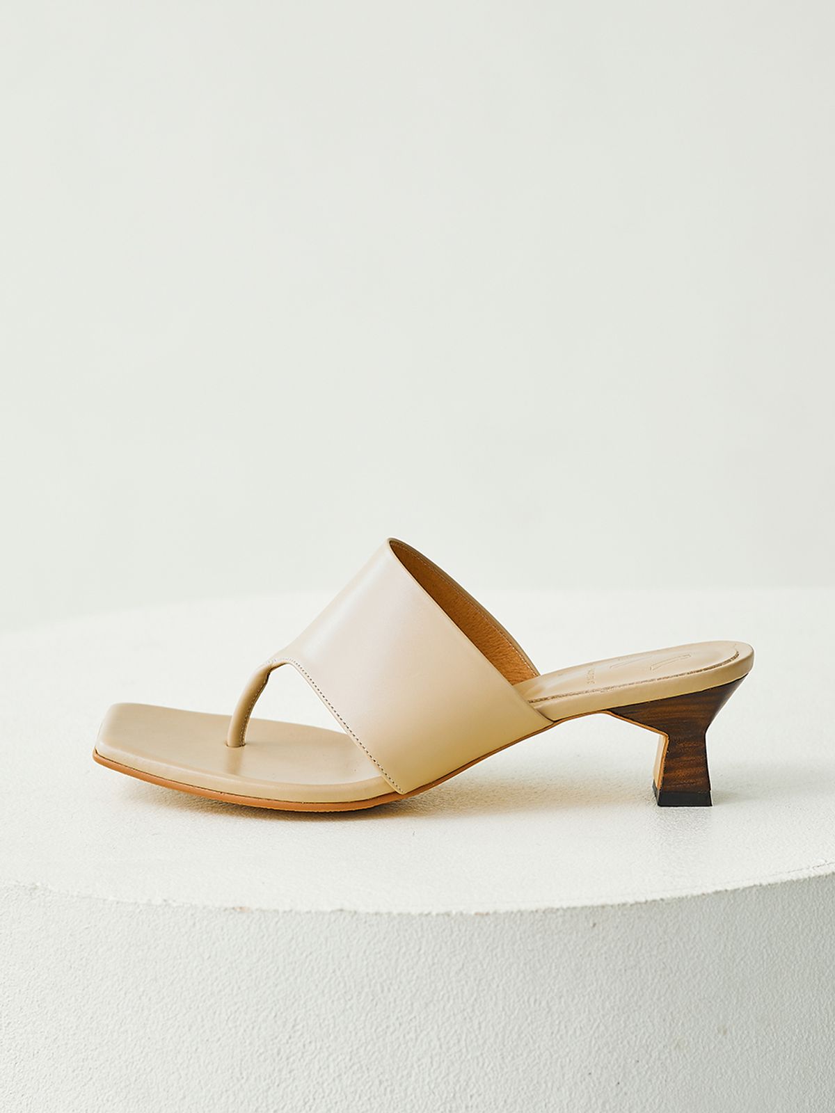 바이언스(BYEUUNS) BKS2006 AKI SANDAL BEIGE