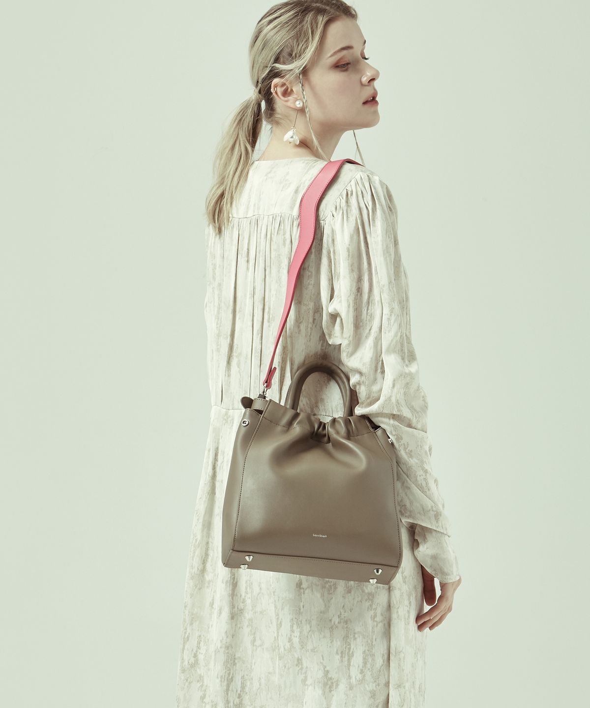 보니블라(BONIBLAH) DOUX BAG (TAUPE BEIGE)