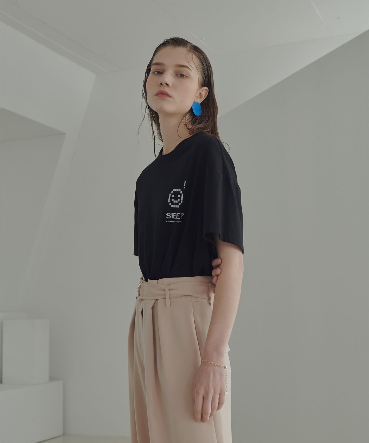 오씨(OSEE) 레트로 이모티콘 린넨 티셔츠