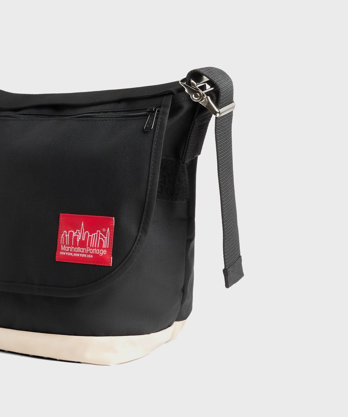 맨하탄 포티지(MANHATTAN PORTAGE) 1606V 빈티지 메신저백 M BLACK SUEDE