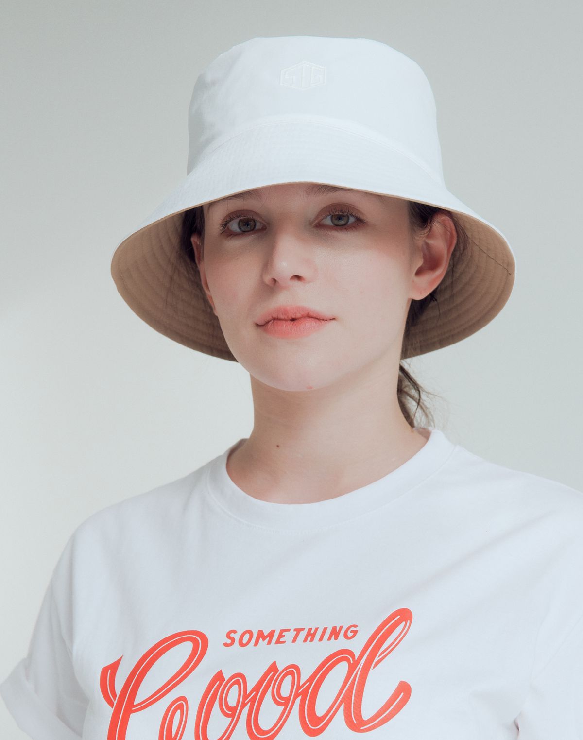 썸띵굿(SOMETHING GOOD) STG Reversible Bucket Hat_WHITE SOLID X BEIGE SOLID