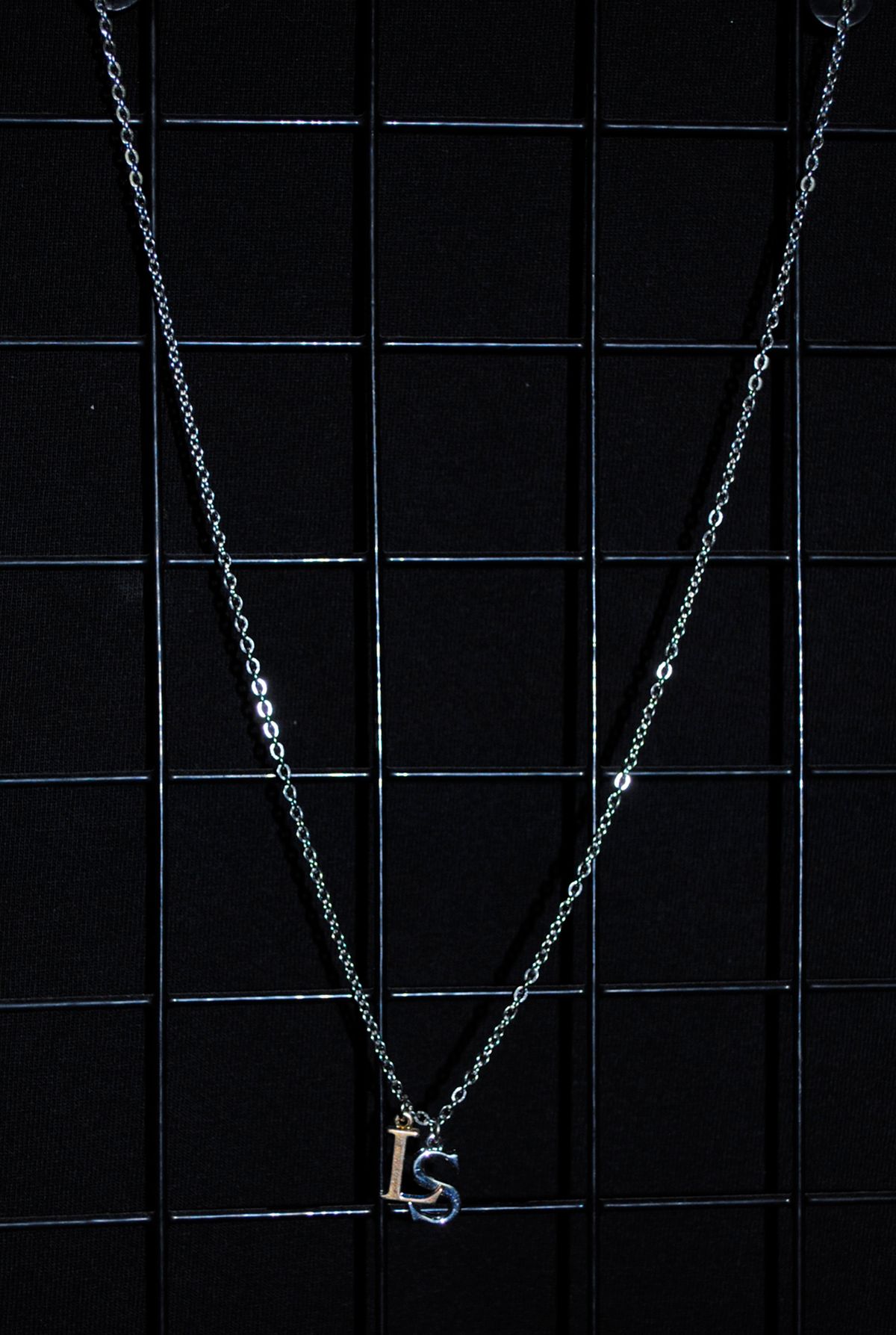 리즈리스(LEEDSLESS) initial necklace