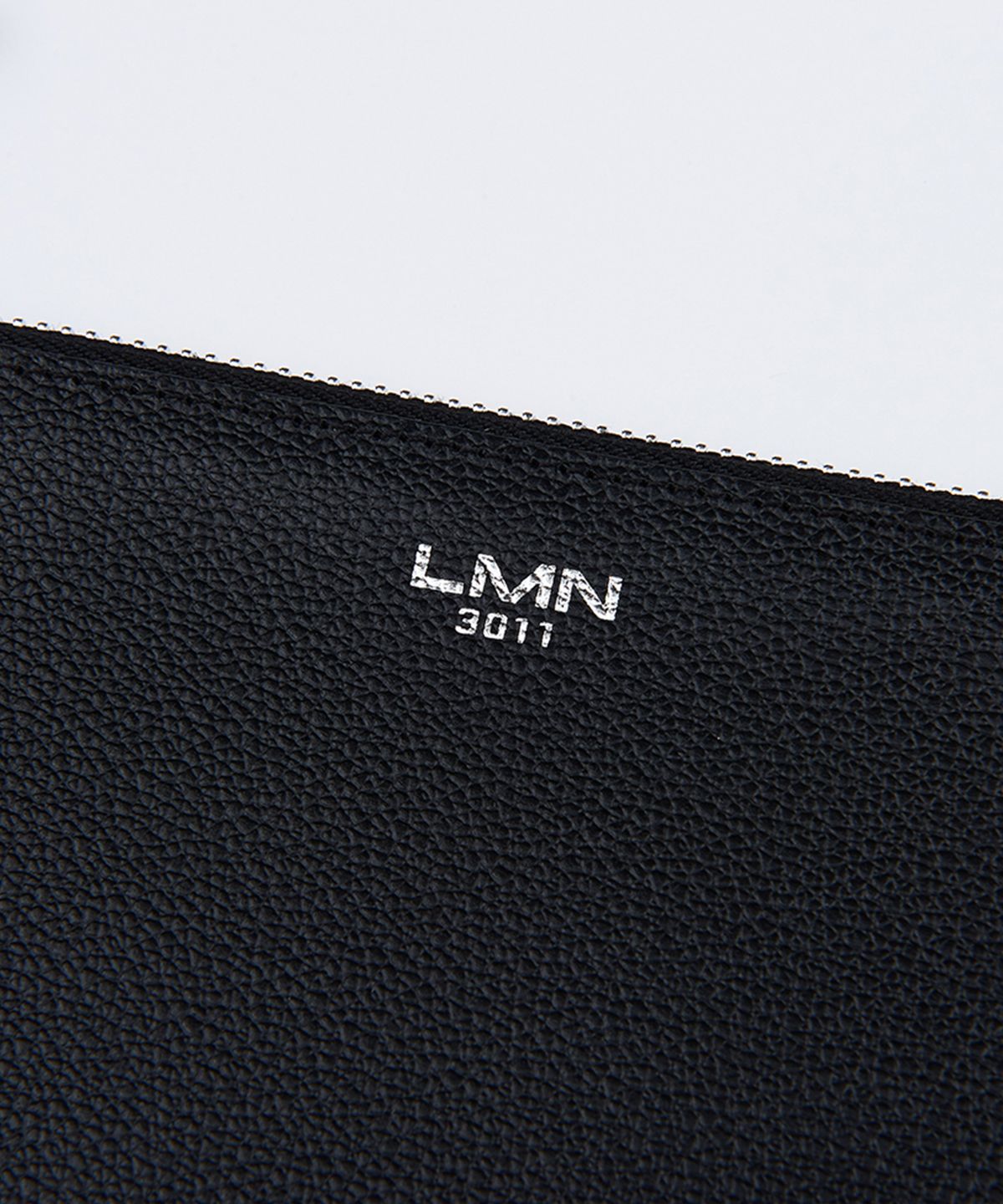 엘엠엔3011(LMN3011) 마이크로 오플 엠보 클러치-블랙