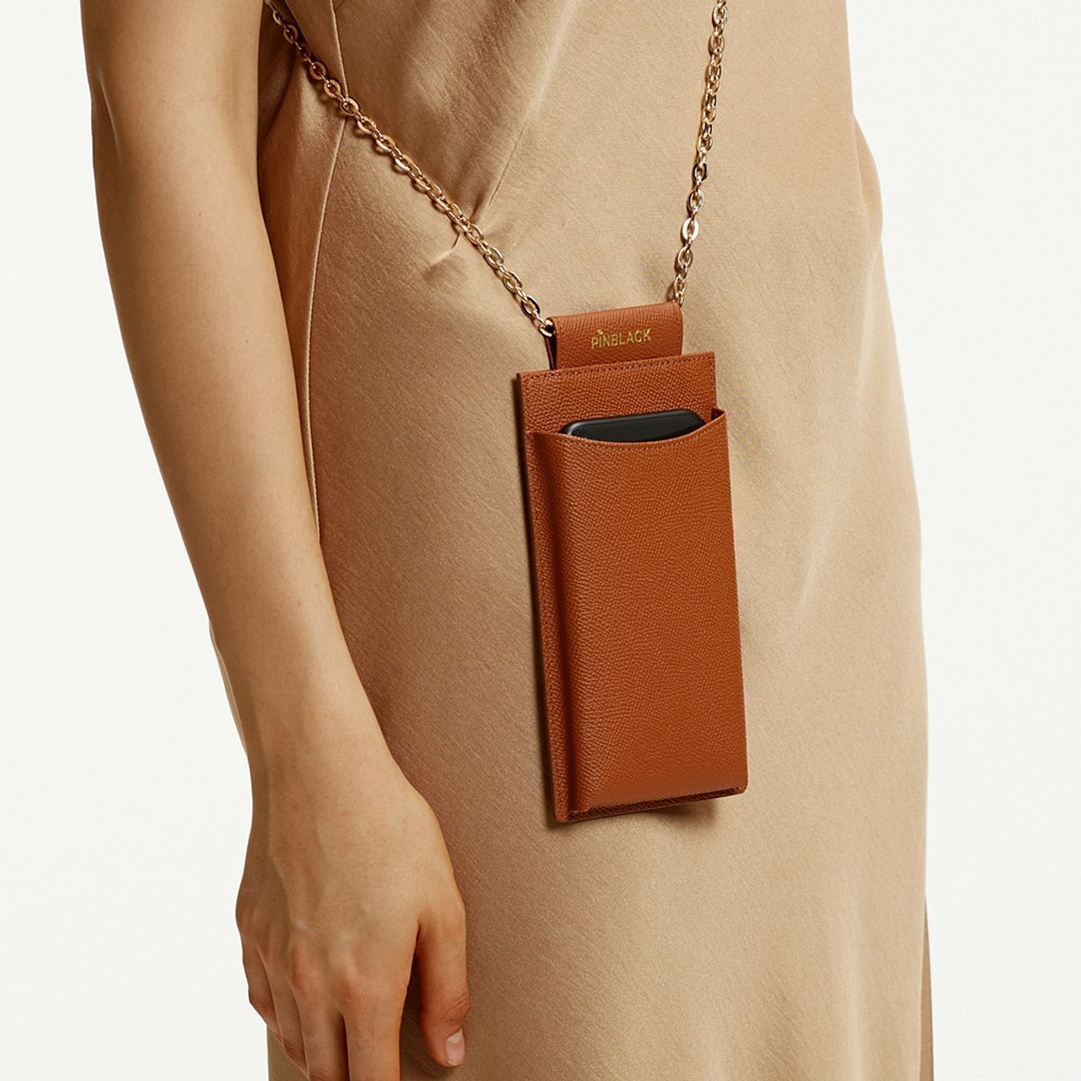 핀블랙(PINBLACK) GOLD CHAIN PHONE CASE BAG CAMEL