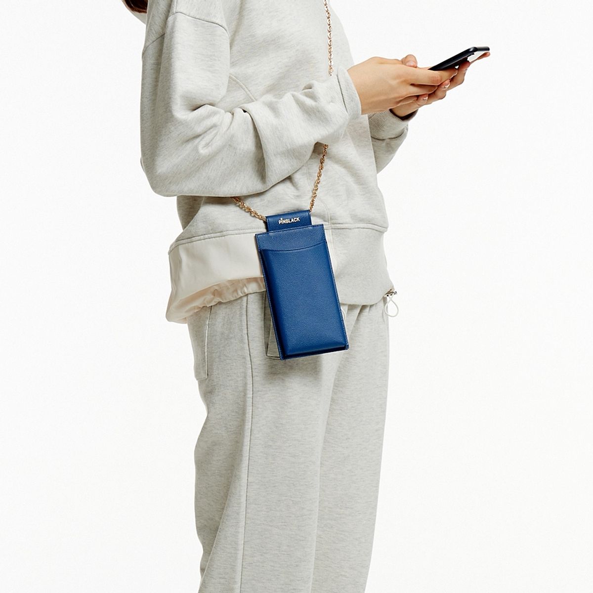 핀블랙(PINBLACK) GOLD CHAIN PHONE CASE BAG BLUE